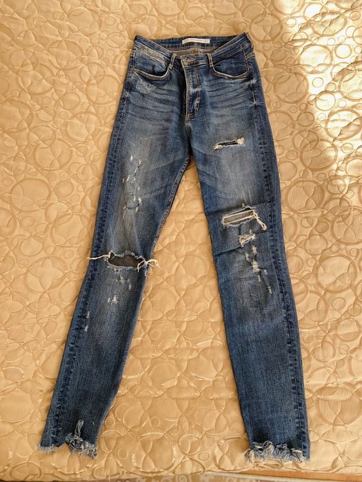 Дънки с висока талия и скъсани детайли-Zara