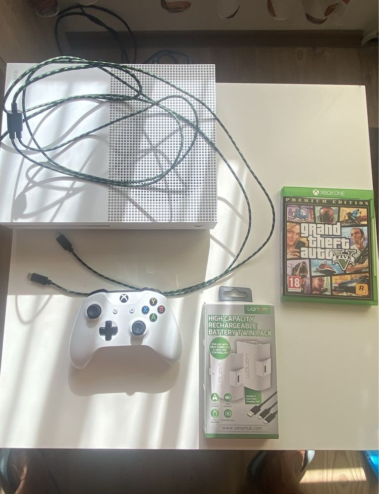 Xbox One S, 1 TB, батерии-Play and Charge Kit за Xbox+подарък гр