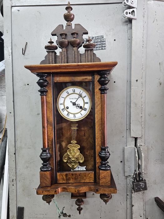 Часы настенные немецкие"Le roi a paris" с коротким маятником.