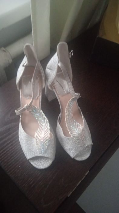 Продам женские туфли