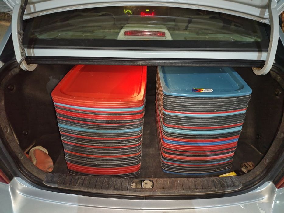 Подносы дешевле.