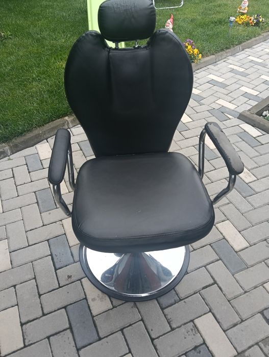 Scaun frizerie -Stare bună -Toate accesoriile