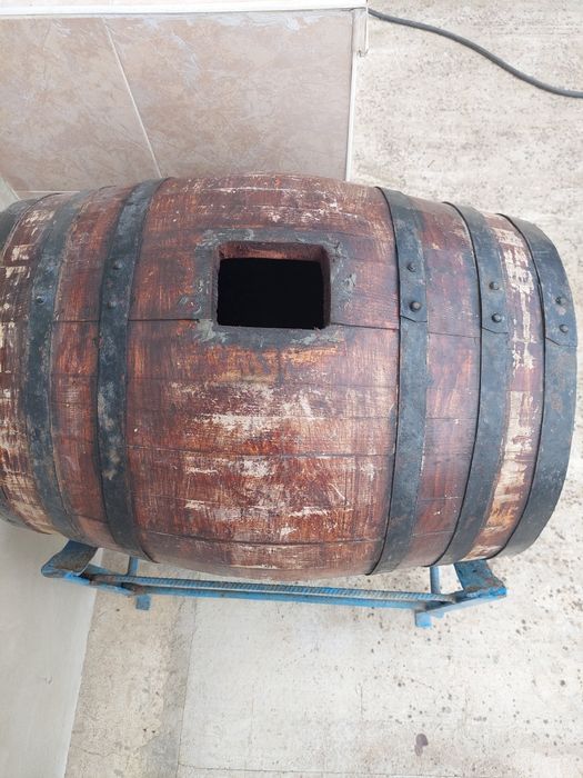 Буре за вино 150  литра  със стойка  във много добро състояние