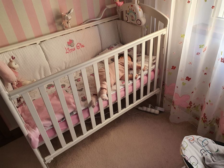 Pătuț cu saltea inclusa in pret si masa de infasat