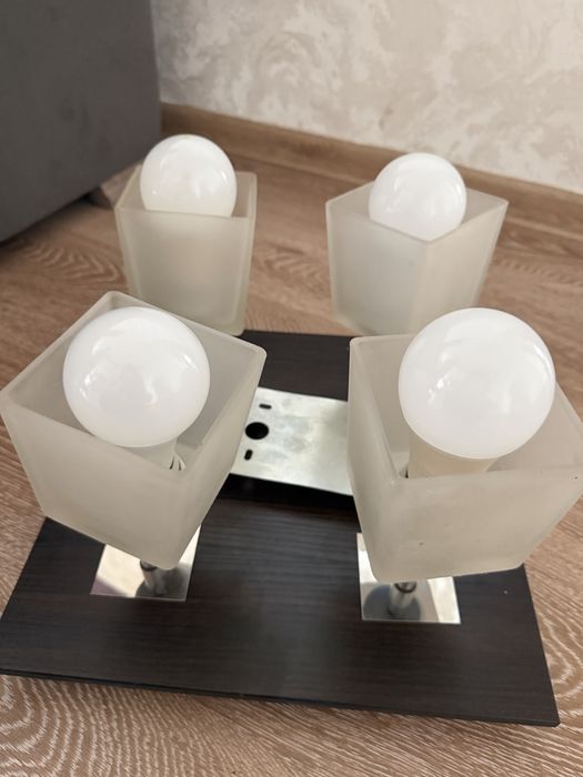 Продам люстру на 4 лампы