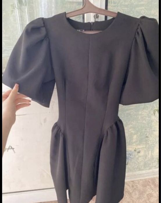 платье с пышным рукавом