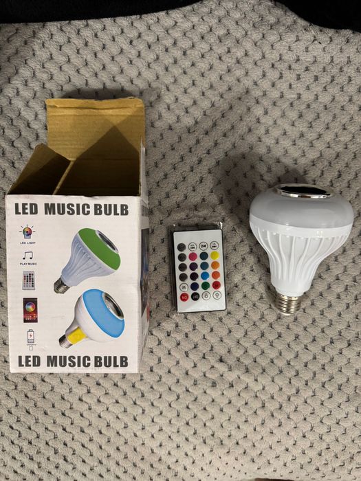 Bec led cu telecomandă și bluetooth