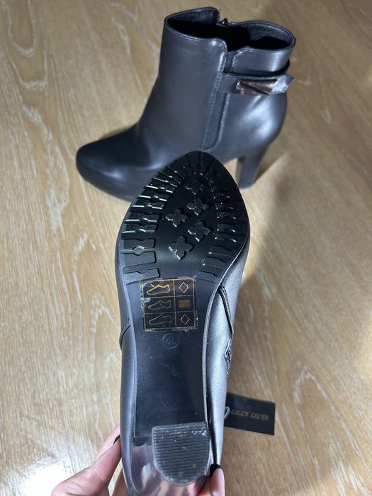 Елегантни боти, чисто нови с етикет