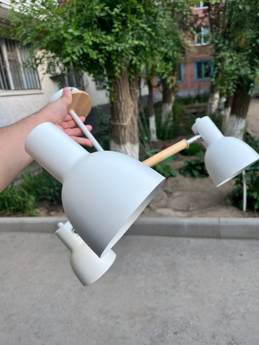 Продам люстру белую с отделкой дерева
