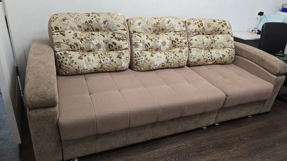 Диван мягкий, можно как угловой