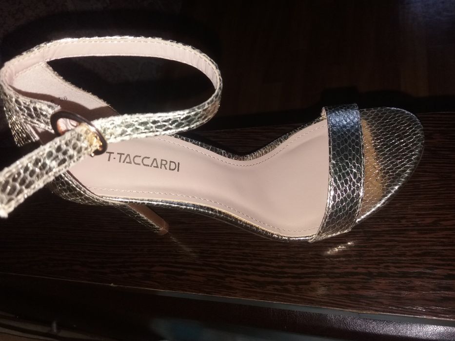 Продам Босоножки . Очень красивое. Размер 36.