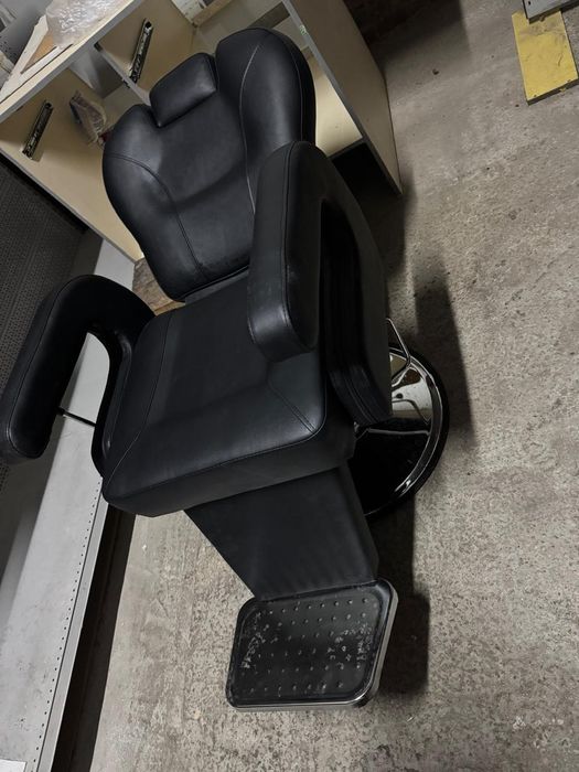 Продам Кресло парикмахера,