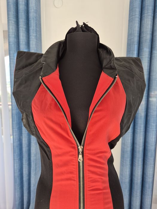 Дамска рокля в черно и коралови.