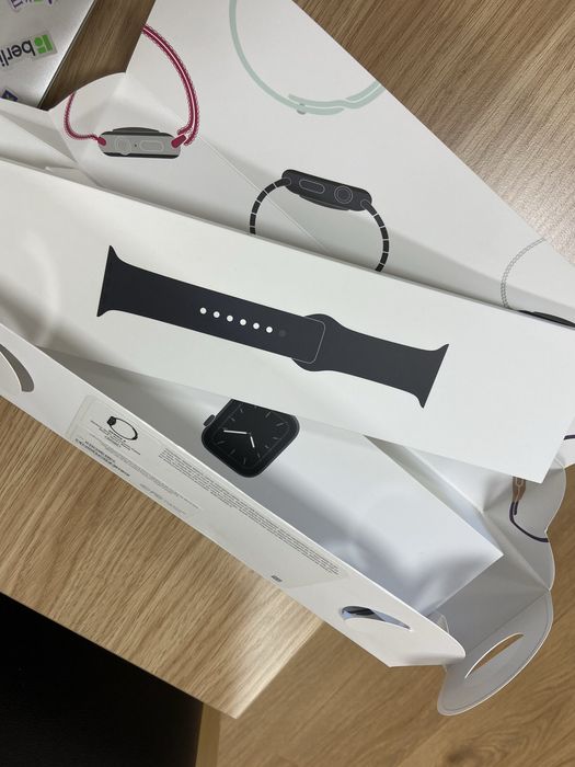Apple Watch Series 5 44mm GPS, Space Gray Aluminum.