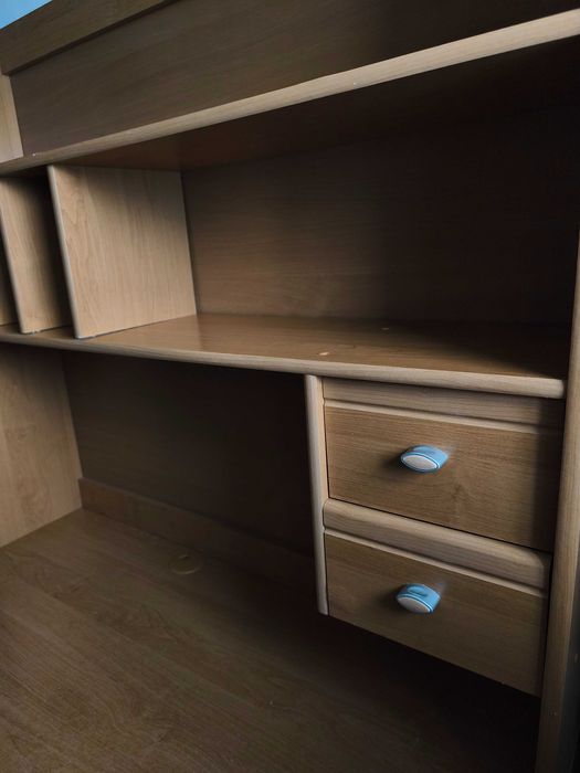 Компьютерный стол с полками и ящиками