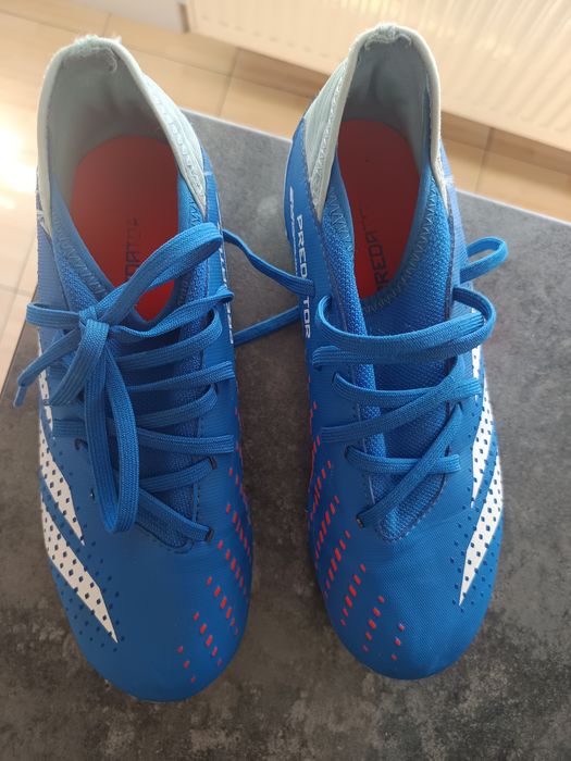 Vând adidas predator