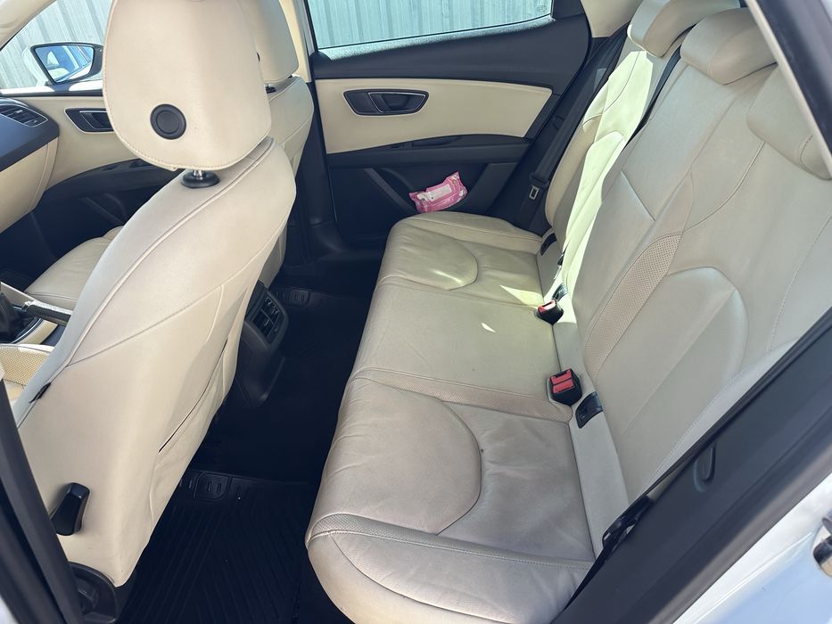 Seat Leon 1.6tdi euro6 fab 2013. Faruri led,interior piele. Usor avariat fata. Se poate deplasa pe orice distanta