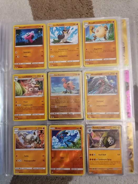 Vând mapa cu pokemon