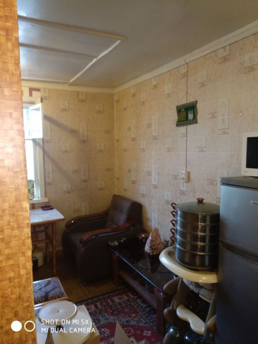 Продам спутник2 1ком 1этаж 2этажки по линии метро среднее состояние