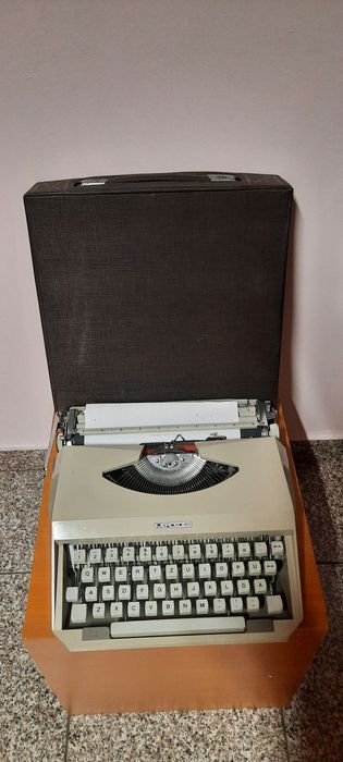 Vând mașină de scris Mercedes impecabilă
