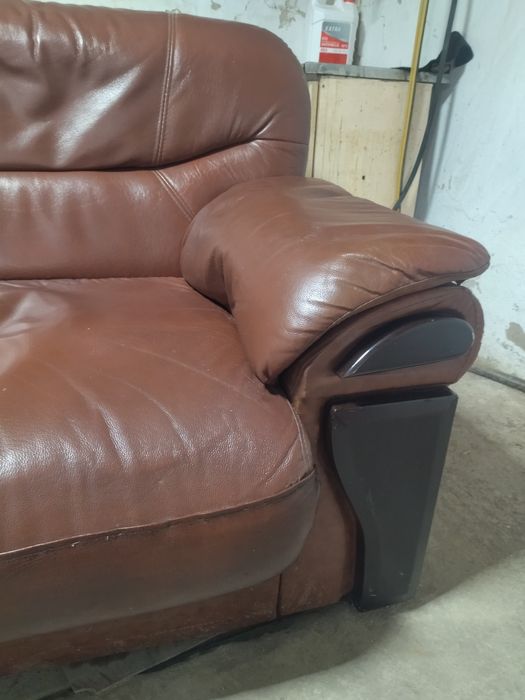 2. кожаных кресла