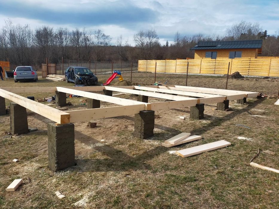 Vindem case de lemn cu două dormitoare baie bucătărie și living