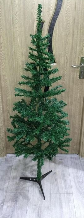 Brad artificial 150 cm

De mici dimensiuni: potrivit spatiilor reduse;