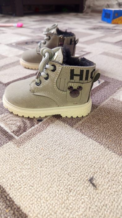 продам детские ботинки