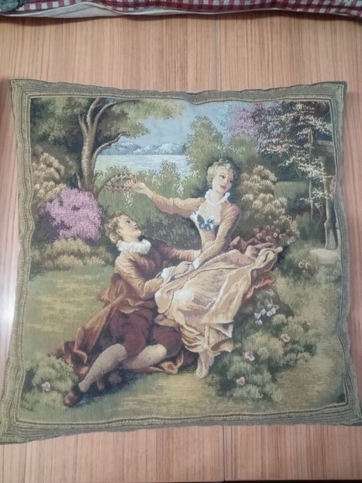 Подушки,2 шт и 1 длинная.