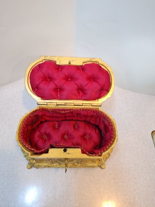 Винтидж кутия за бижута