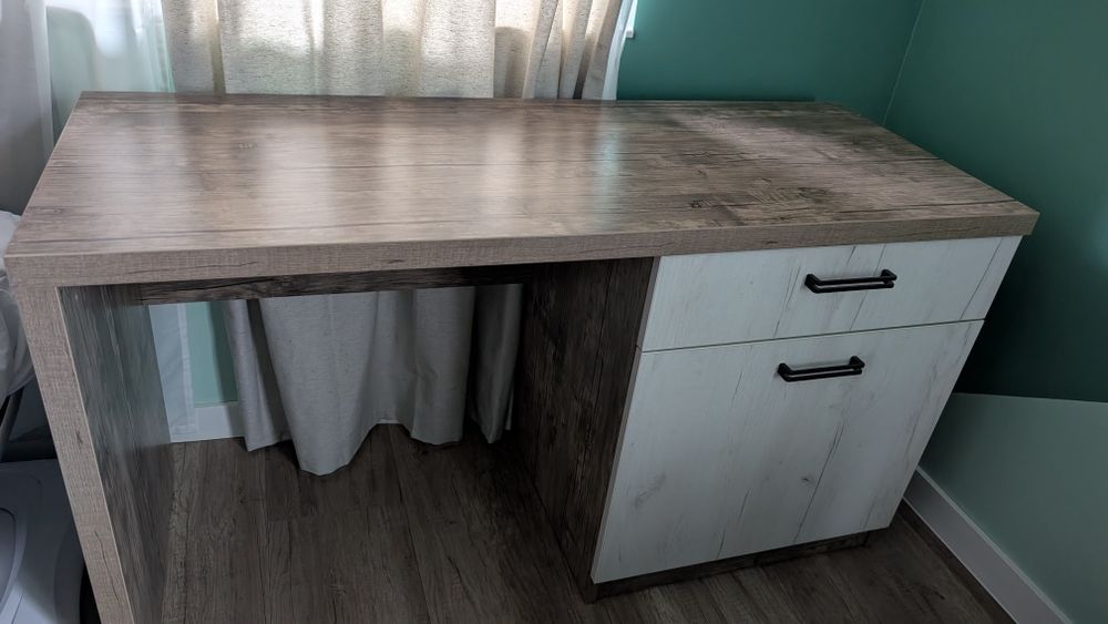 Детска стая - легло, бюро, нощно шкафче, голям шкаф, гардероб