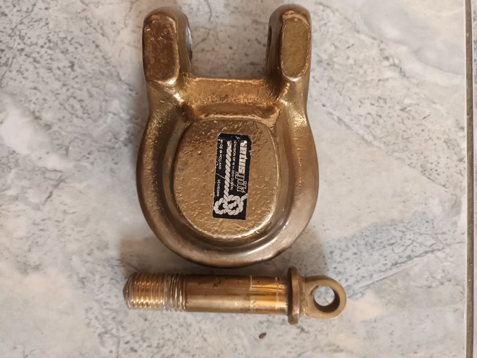 Масивен тежък бронзов сувенир