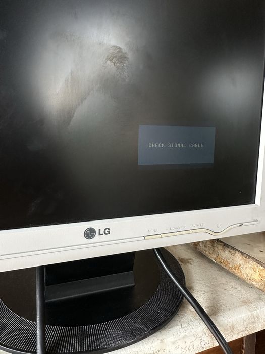 Monitorul LG Flatron L1717S functional , cabluri incluse
