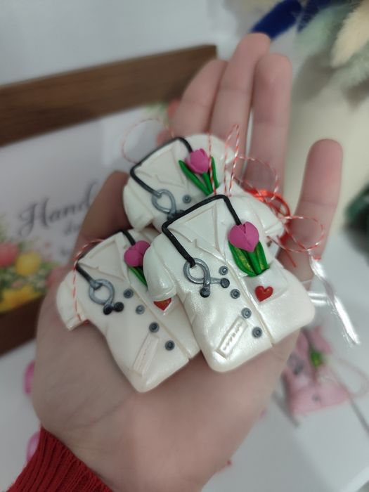 Broșe medic personalizate