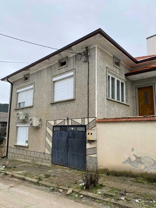 Монолитна къща с гараж с РЗП:240кв.м. с двор от 1462 кв.м.