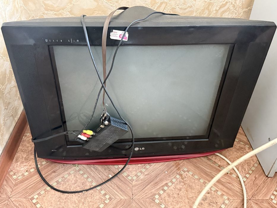Продам диван после хим чистки, стол и телевизор LG