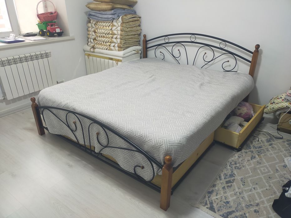 Продам кровать с выдвыхными полками снизу