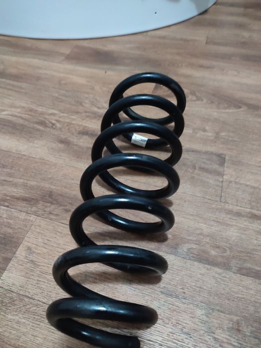 Продам пружину БМВ х5 е70