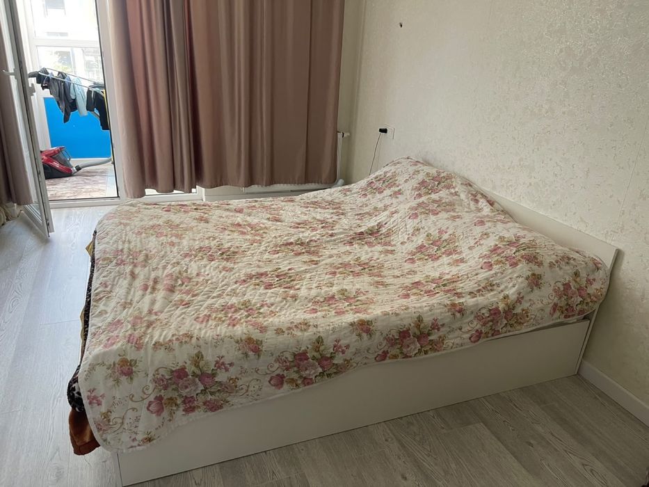 В продаже кровать и телевизор