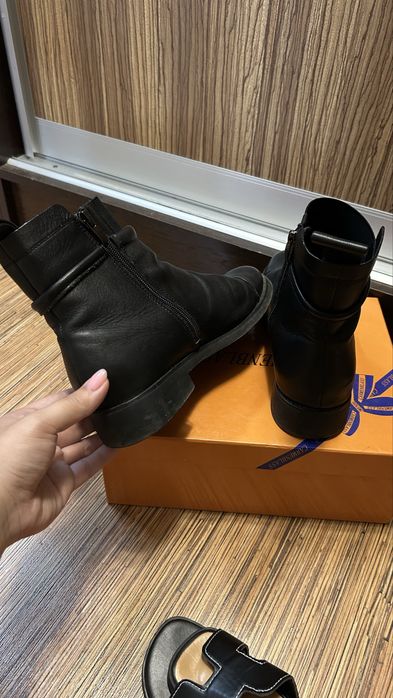 Продам в одни руки ботинки + шлепанцы