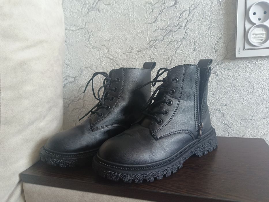 Продам ботинки на девочку чёрные новые