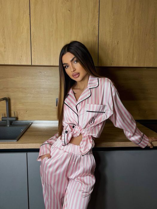 Копринена пижама в стил VS