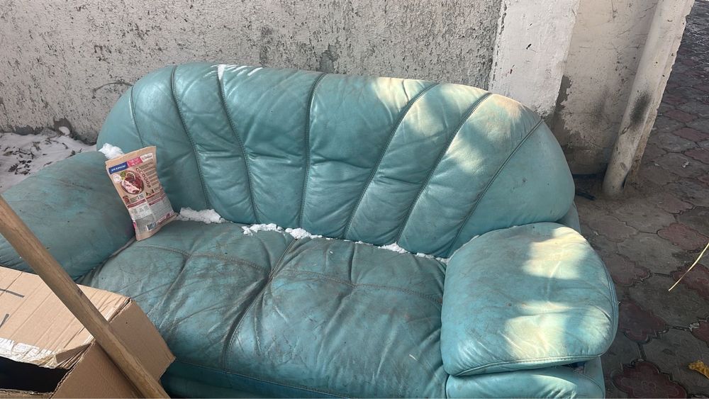 Кожанный диван и кресло
