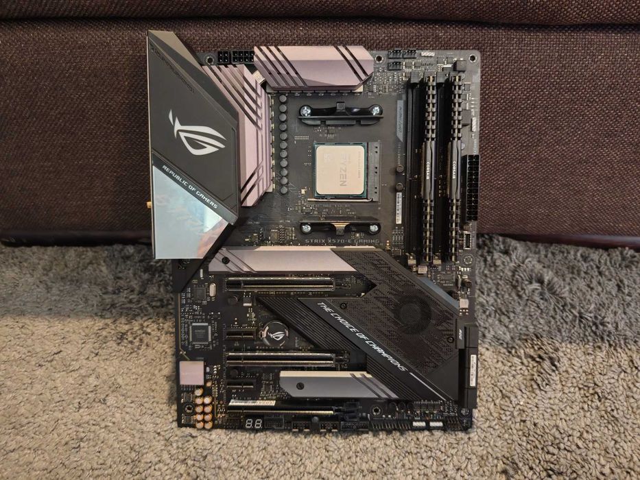 ASUS ROG Strix X570-E Gaming WIFI + RYZEN 7 5800X 8-Core (4.7 GHz )  + 32GB 3200MHZ DDR4
