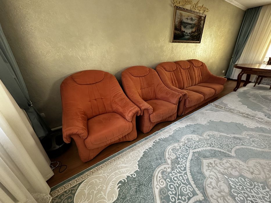 Диван с двумя креслами