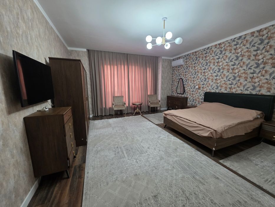 Сдам свой дом 450м2,  4 стальни , 3 сан узла в центре