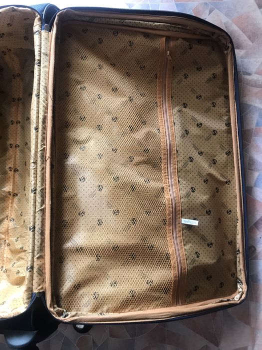 Продам чемодан большой