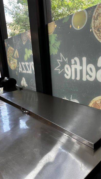 Профессиональный холодильник / холодильный стол