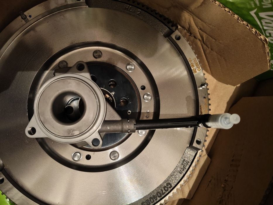 Vând ambreiaj cu volanta masa dubla Vw T5 motor 2.5 cod 837344
