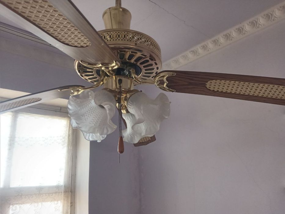 Люстра и телевизор+подставка